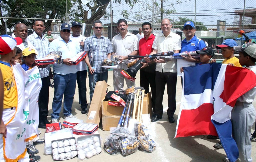 El Viceministro de Deportes Santiago Cabrera entrega una masiva utilería para la justa beisbolera